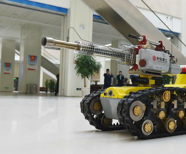 20200225732471.jpg ³ÏÐÅΪ±¾×¨Òµ·þÎñ ¹ÙÍøÖØ¹¤·ÀÒßÏû¶¾»úеÈËÔÚÂåÑôÊÐÃñÖ®¼Ò¡°ÉÏ¸Ú ¡±3.jpg